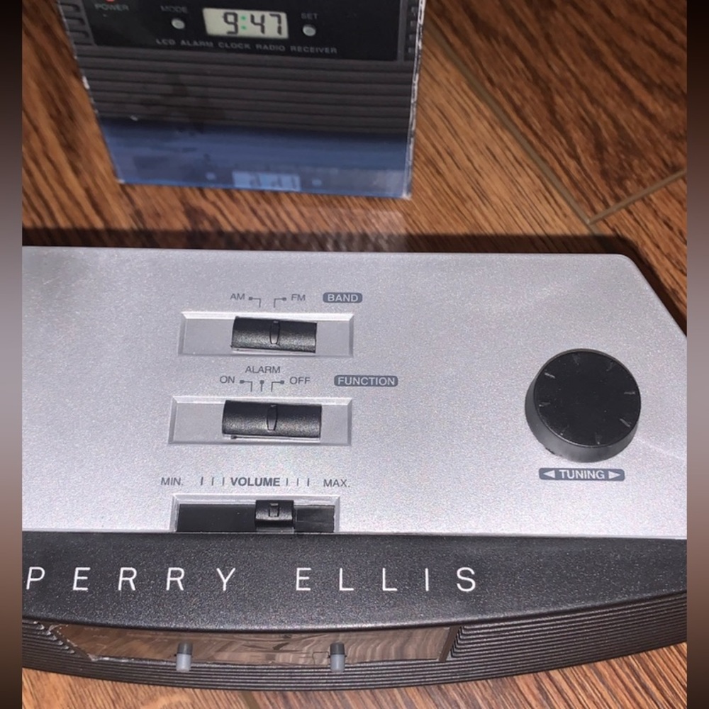 Perry Ellis: AM/FM LCD ALARM CLOCK RADIO - Picture 2 of 5